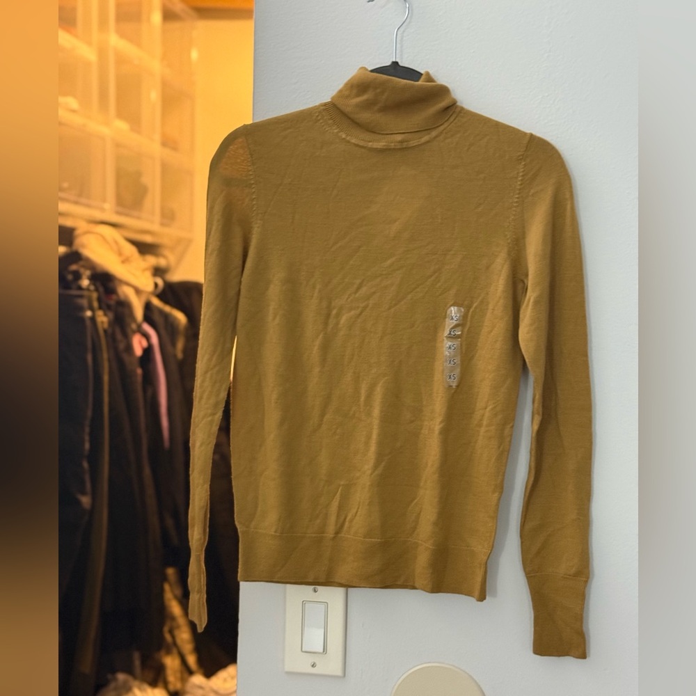 Uniqlo Women Turtleneck Sweater in Mustard